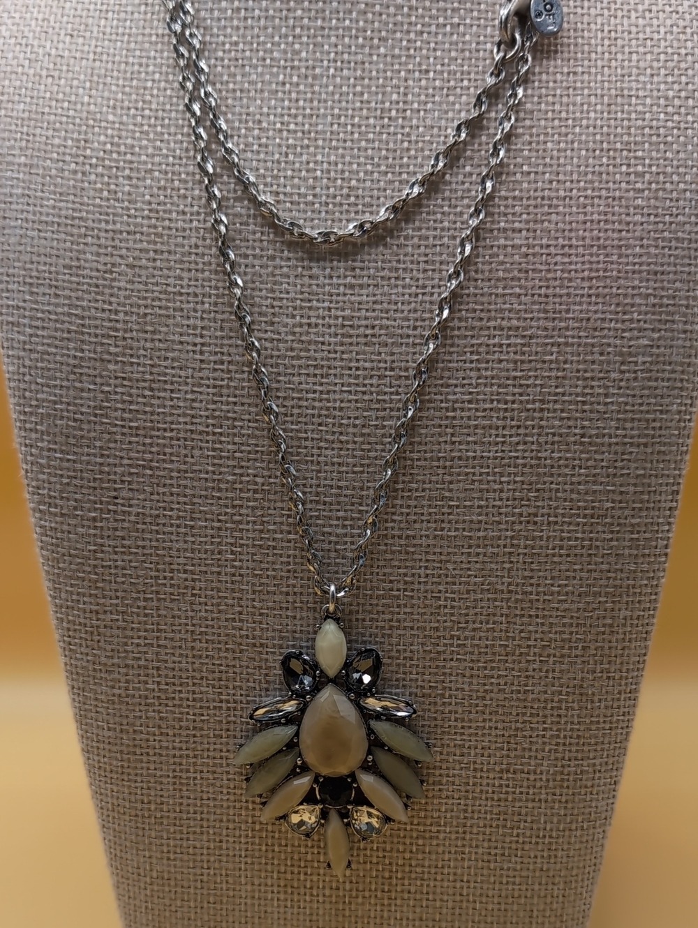 Vintage Loft Classic Cream Teardrop Silver Tone Statement Necklace